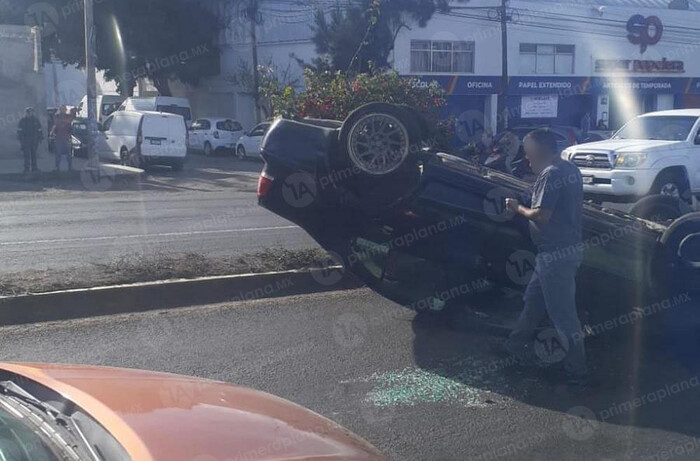 Choca, vuelca y abandona el auto en la Morelia-Salamanca