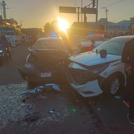 Chocan 2 autos en la Av. Madero Poniente y se accidenta motopatrullero en la Av. San Juanito