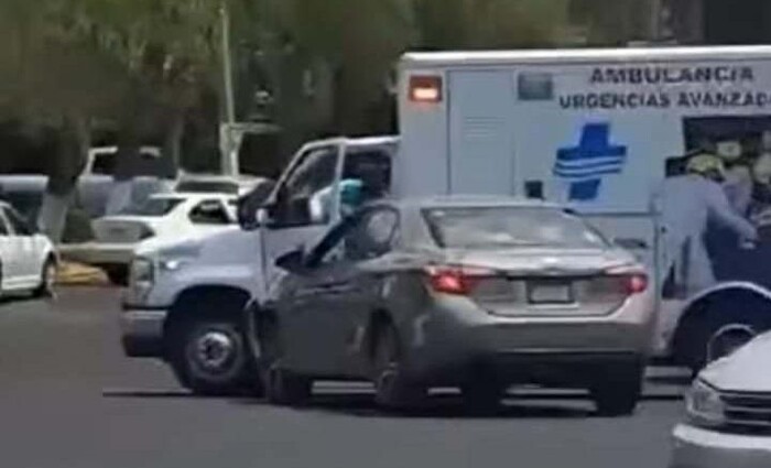 Chocan auto particular y ambulancia de la Ambumed