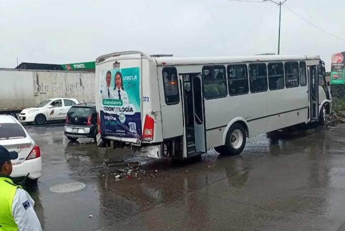Chocan camiones del servicio público en Uruapan; 10 pasajeros heridos