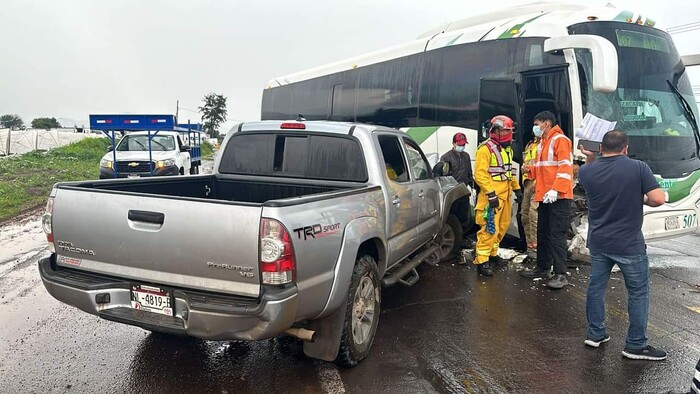 Chocan camioneta y autobús de la línea de Occidente