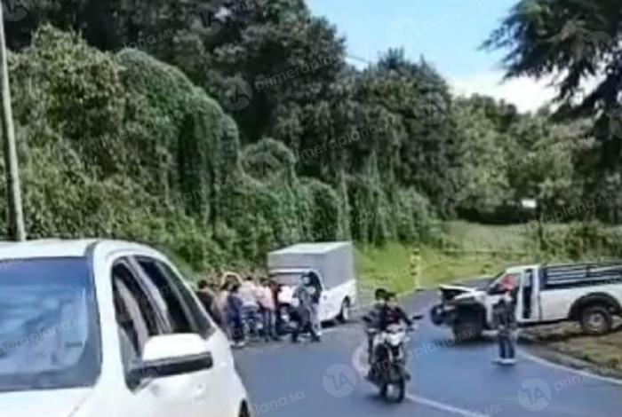 Chocan camionetas en carretera de Tancítaro