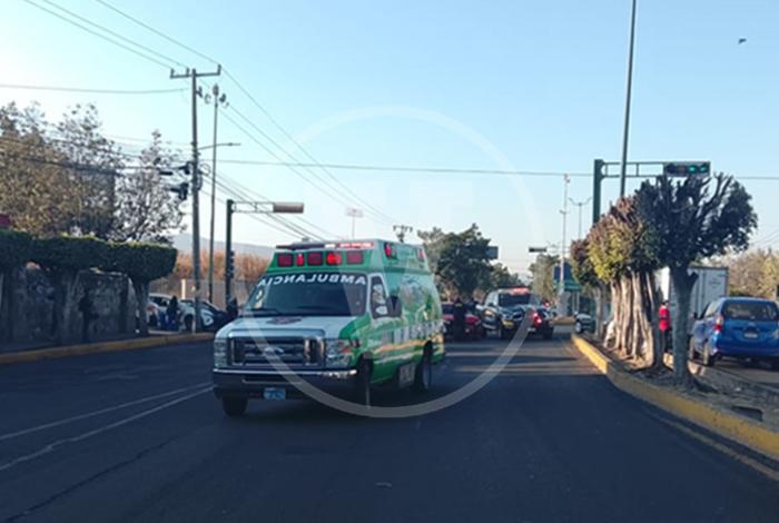Chocan dos autos sobre Calzada La Huerta, en Morelia; una mujer embarazada resultó afectada