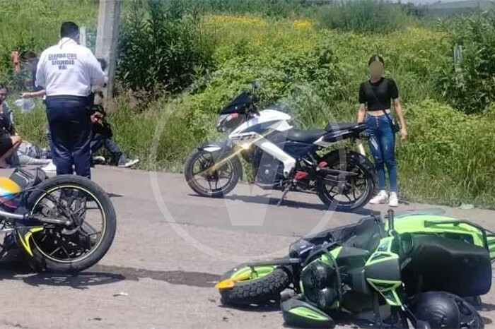 Chocan dos motos en Villas Oriente, en Morelia; el accidente deja tres heridos