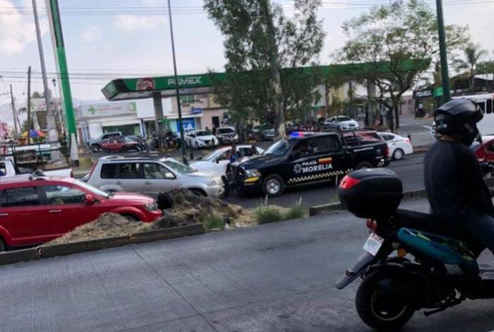 Chocan patrulla de Policía Morelia con camioneta particular