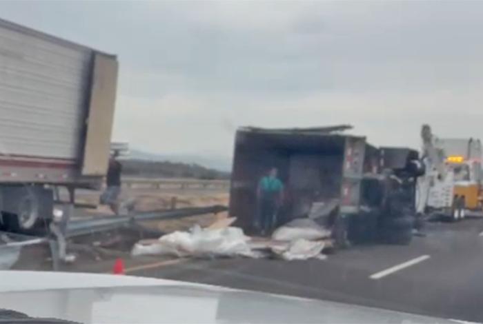 Chocan por alcance dos tractocamiones en la de Occidente; uno termina volcado