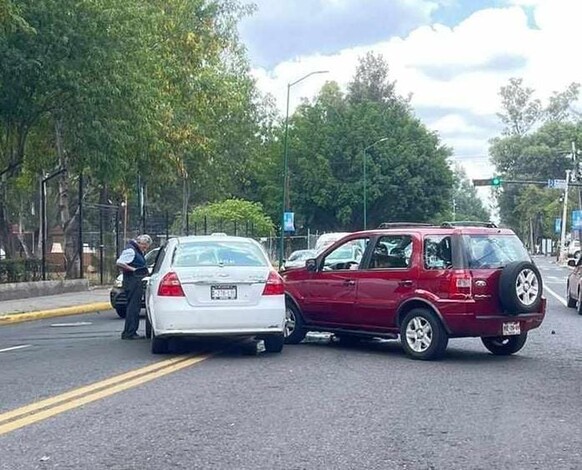 Chocan taxi y camioneta en Morelia