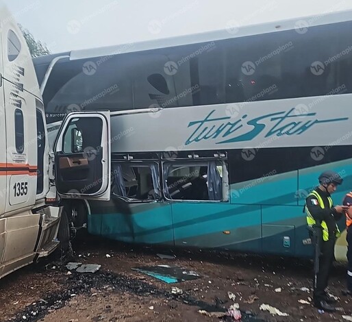 Chocan trailer y autobús en Uruapan, hay 2 muertos