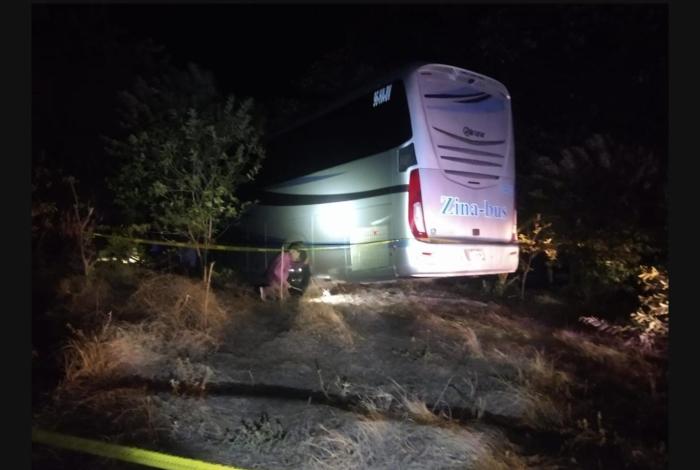 Chofer de autobús se desvanece; el vehículo se sale de la carretera y choca
