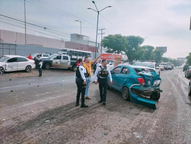 Chófer de combi se impacta contra dos vehículos, se intenta fugar y lo detienen; en avenida Madero