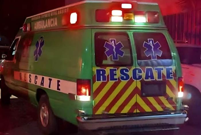 Chofer de la Ruta Roja impacta a motociclista, se baja, lo ve, le pasa por encima y se va, en Morelia