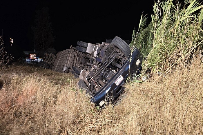 Chofer de tráiler aguacatero sobrevive de milagro, tras volcar y quedar prensado