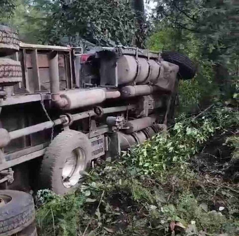 Chófer de transporte de carga, queda prensado en accidente en Uruapan