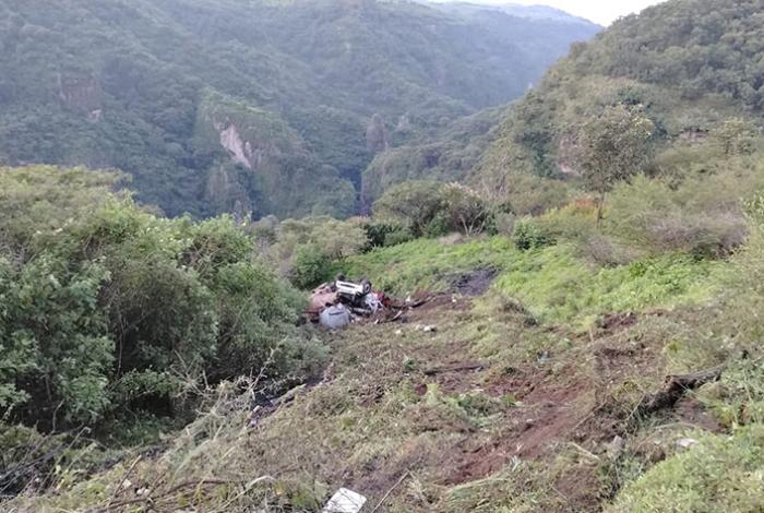Chofer queda herido al desbarrancarse con su camión cisterna en la Villa Madero-Nocupétaro