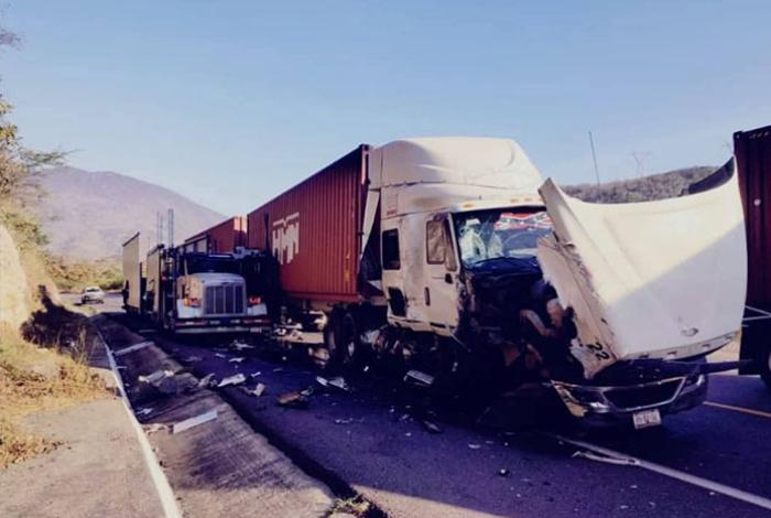 Choferes de tráiler sobreviven a un aparatoso choque en la Siglo XXI