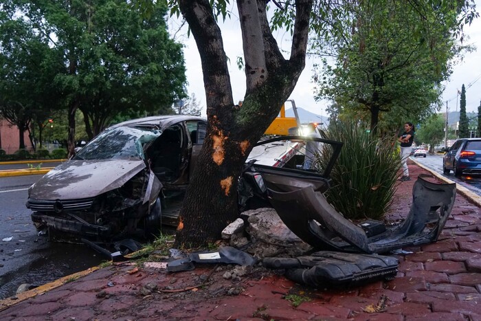 Choque contra árbol en Camelinas deja dos lesionados