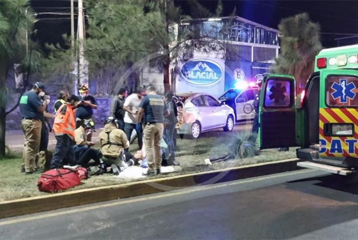 Choque contra camellón y árbol deja una mujer embarazada herida en Uruapan