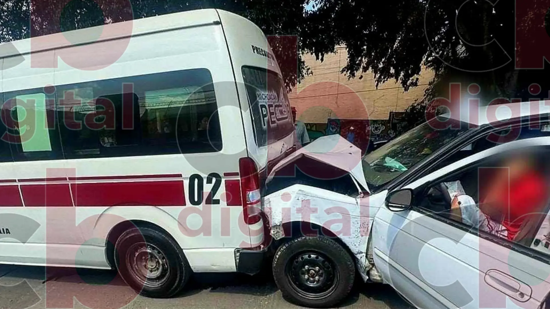 Choque de auto y combi deja 8 lesionados en Morelia