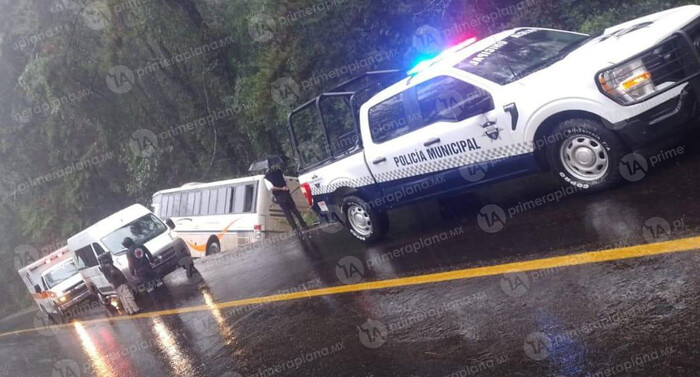 Choque de autobús deja cinco pasajeros heridos en la Pátzcuaro-Uruapan