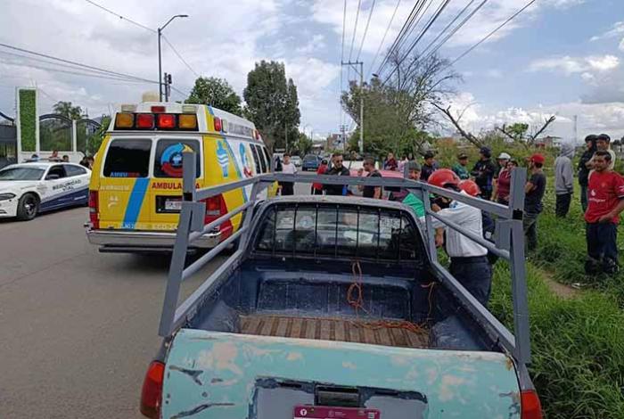 Choque de camioneta contra auto deja un herido en la avenida San Juanito Itzícuaro, de Morelia