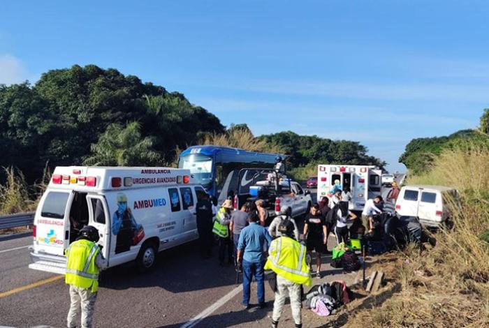 Choque de camioneta contra barrera de contención en la Siglo XXI deja 7 heridos