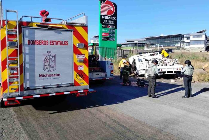 Choque de camioneta materialista deja 1 herido en la Morelia-Pátzcuaro