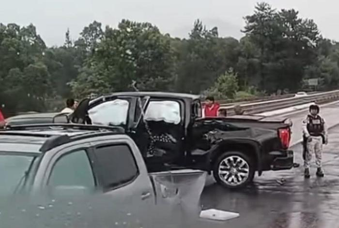 Choque de camionetas moviliza cuerpos de emergencia en la Siglo XXI