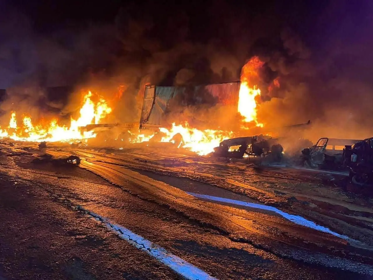 Choque de cinco vehículos provoca incendio en la Autopista de Occidente