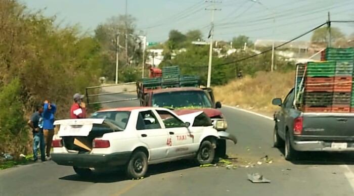 Choque de frente entre camioneta cargada de limones y taxi, en Apatzingán