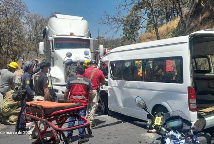 Choque de frente entre un trailer y una combi, bloquea ambos sentidos de la libre Uruapan - Apatzingán