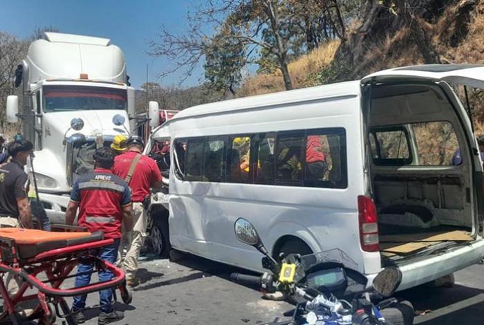 Choque de tráiler contra una camioneta Urvan deja dos lesionado en Lombardía