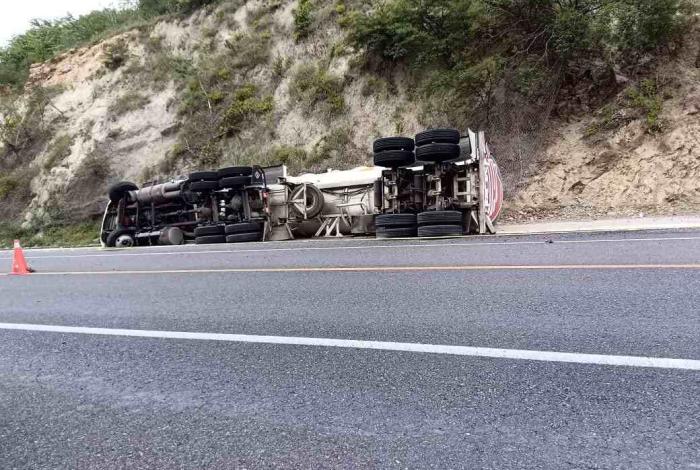 Choque de tráileres y volcadura de pipa en la Sigo XXI, ocasionan cierre total por mas de 11 horas
