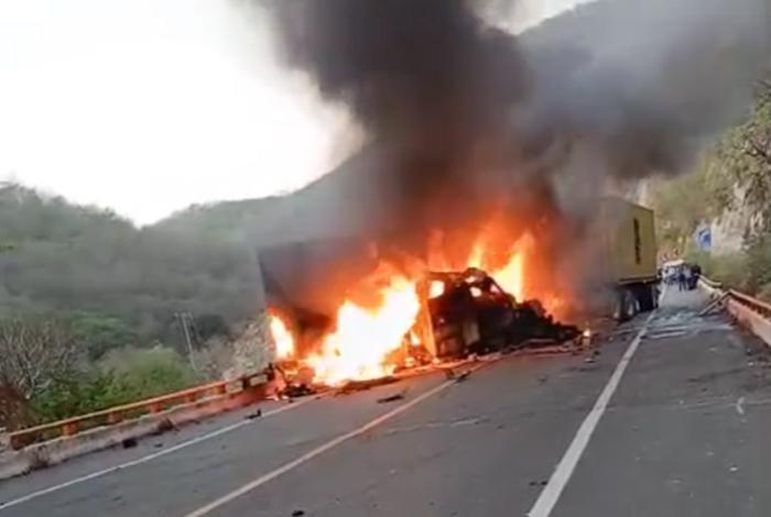 Choque e incendio de tractocamión deja dos personas fallecidas en la Siglo XXI