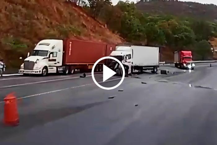 Choque e incendio de tráilers bloquea carriles de la Siglo XXI