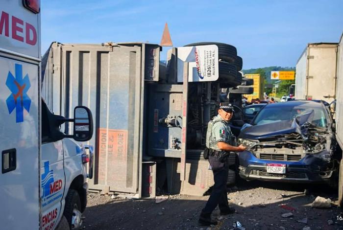 Choque en cadena deja 16 lesionados en la Siglo XXI