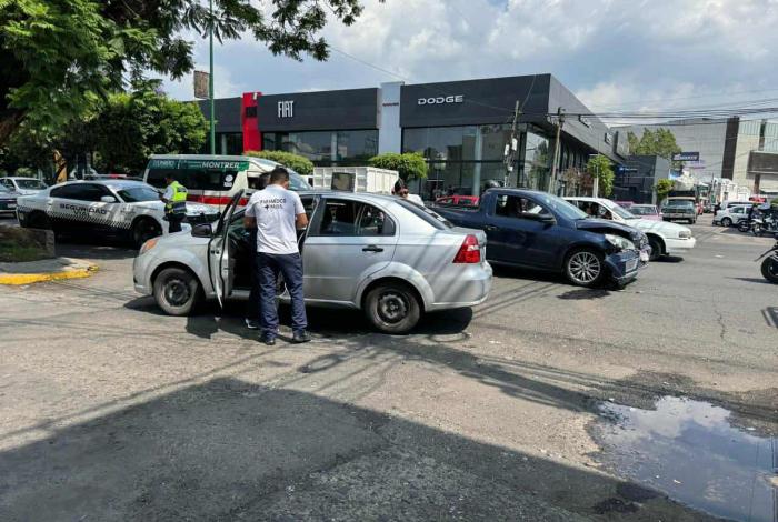 Choque entre 2 vehículos deja 1 mujer herida en la Av. Madero Poniente de Morelia