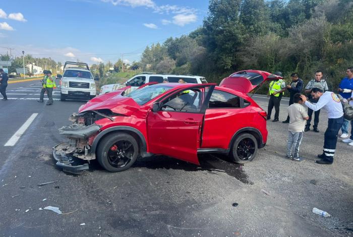 Choque entre 2 vehículos deja 2 heridos en la Morelia-Pátzcuaro
