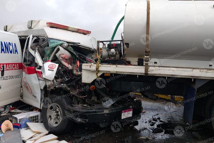 Choque entre ambulancia y pipa deja dos mu3rtos en Lagunillas