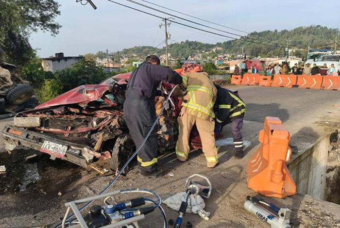 Choque entre auto y camioneta deja 2 muertos y 3 heridos en la Zitácuaro-Morelia