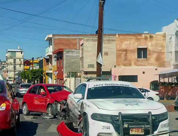 Choque entre auto y patrulla en colonia Vasco de Quiroga de Morelia