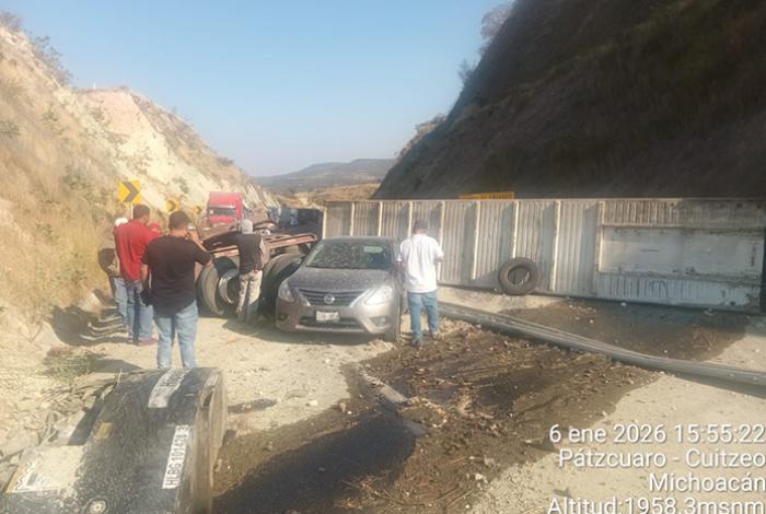 Choque entre auto y tractocamión deja un muerto y un lesionado en la autopista Pátzcuaro-Cuitzeo