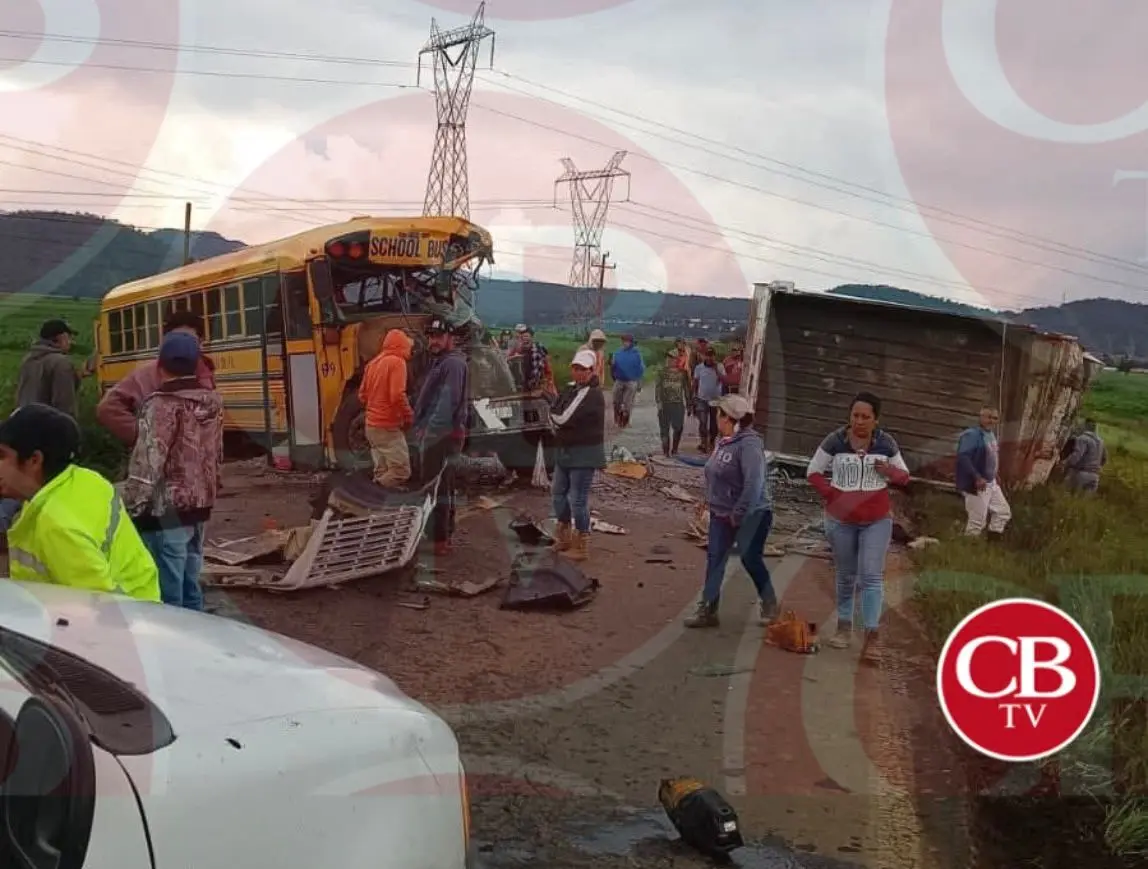 Choque entre autobús de jornaleros y camión torton deja 10 heridos en Purépero