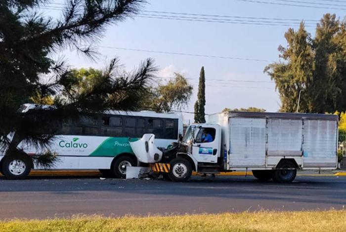 Choque entre camiones deja dos lesionados sobre el Libramiento Oriente de Uruapan