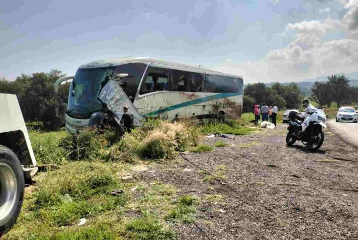 Choque entre camioneta panificadora y autobús de pasajeros deja 3 heridos en la Morelia-Maravatío