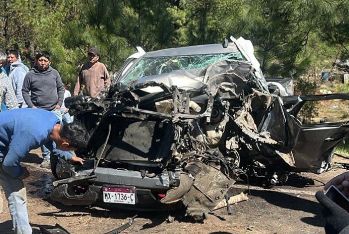 Choque entre camioneta y camión de carga deja a un joven gravemente herido en la Uruapan-Los Reyes