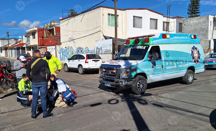 Choque entre combi y moto deja una mujer lesionada, en Morelia