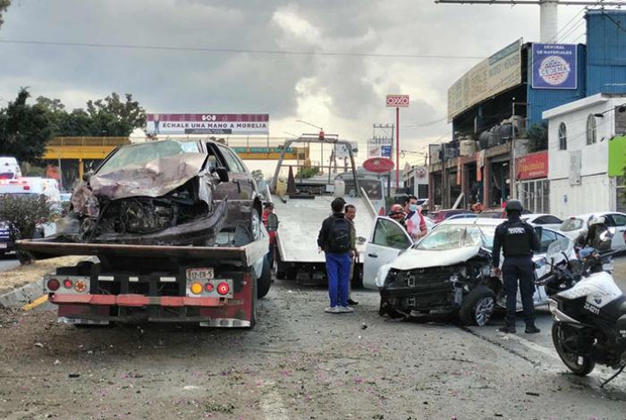 Choque entre dos autos en la avenida Morelos Norte deja caos vehicular; hay un herido