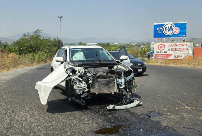 Choque entre dos camionetas en el Libramiento Norte de Zamora deja cuantiosos dañosmateriales
