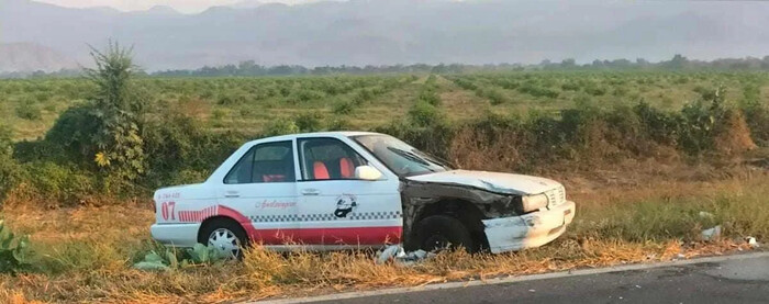 Choque entre dos taxis en carretera Apatzingán – Aguililla