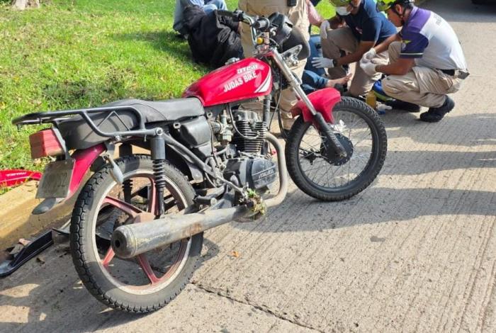 Choque entre moto y auto deja pareja con lesiones, en Zamora